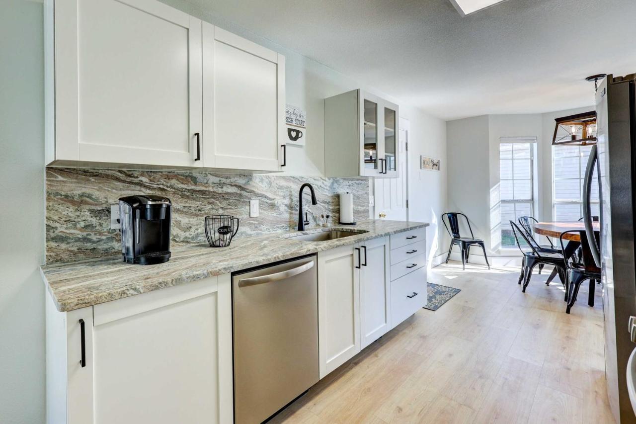 Chic Bentonville Home With Patio And Fire Pit! Экстерьер фото