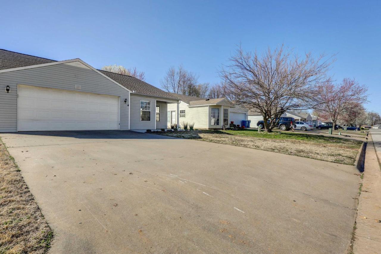 Chic Bentonville Home With Patio And Fire Pit! Экстерьер фото